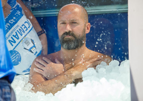 رجل يحطم الرقم القياسي بالوقوف أكثر من ساعتين ونصف بصندوق ثلج! صورة رقم 24