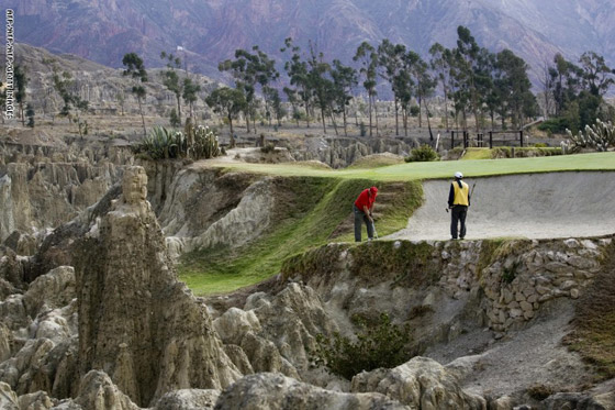 ليست لأصحاب القلوب الضعيفة.. إليكم أغرب ملاعب الغولف في العالم صورة رقم 9