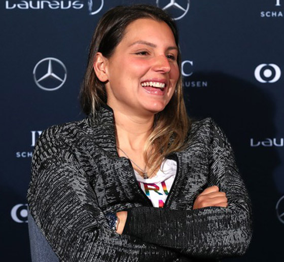 لقطة توقف القلب: برازيلية تحطم رقما قياسيا بركوب أكبر موجة أسطورية! صورة رقم 7