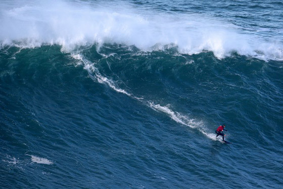 لقطة توقف القلب: برازيلية تحطم رقما قياسيا بركوب أكبر موجة أسطورية! صورة رقم 13