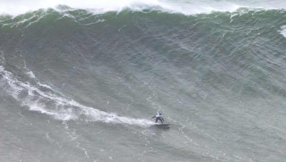 لقطة توقف القلب: برازيلية تحطم رقما قياسيا بركوب أكبر موجة أسطورية! صورة رقم 8