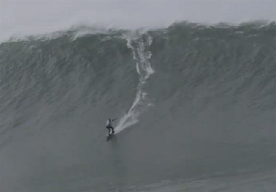 لقطة توقف القلب: برازيلية تحطم رقما قياسيا بركوب أكبر موجة أسطورية! صورة رقم 9