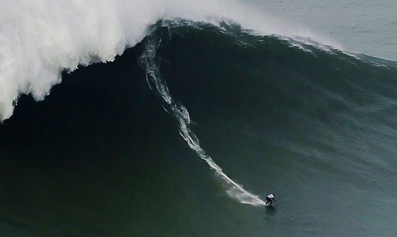 لقطة توقف القلب: برازيلية تحطم رقما قياسيا بركوب أكبر موجة أسطورية! صورة رقم 16