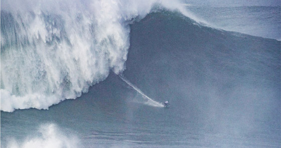 لقطة توقف القلب: برازيلية تحطم رقما قياسيا بركوب أكبر موجة أسطورية! صورة رقم 18