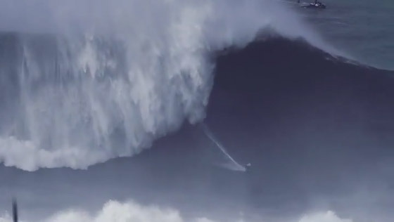 لقطة توقف القلب: برازيلية تحطم رقما قياسيا بركوب أكبر موجة أسطورية! صورة رقم 3