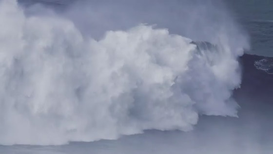 لقطة توقف القلب: برازيلية تحطم رقما قياسيا بركوب أكبر موجة أسطورية! صورة رقم 4