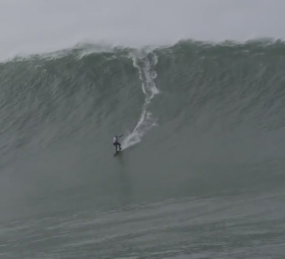 لقطة توقف القلب: برازيلية تحطم رقما قياسيا بركوب أكبر موجة أسطورية! صورة رقم 5