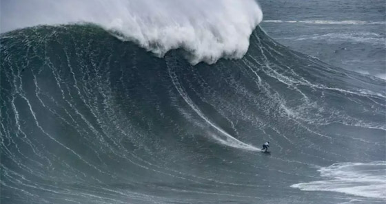 لقطة توقف القلب: برازيلية تحطم رقما قياسيا بركوب أكبر موجة أسطورية! صورة رقم 2