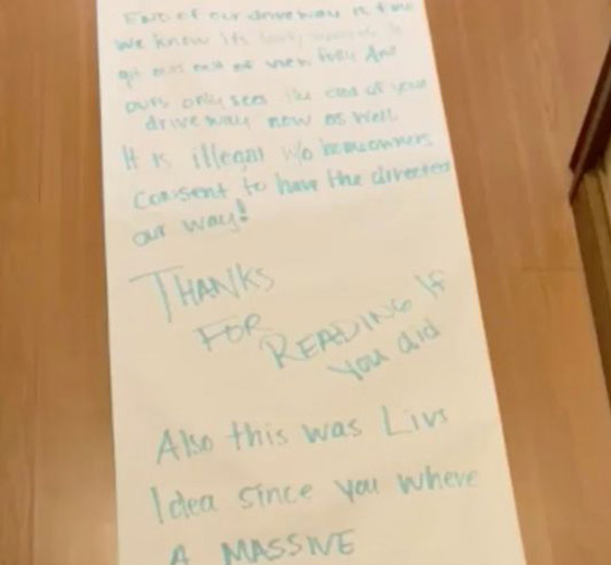 طفلة تكتب رسالة بطول 15 مترا لجارتها بهدف استعادة لعبها.. صور صورة رقم 3