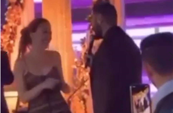 تامر حسني يغني لـ منة شلبي بعد 10 سنوات.. والجمهور يلاحظ شيء غريب بينهما! صورة رقم 1