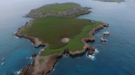 فيديو مدهش: شاطئ خفي مختبئ داخل فوهة انفجار قنبلة على جزيرة بالمكسيك صورة رقم 4