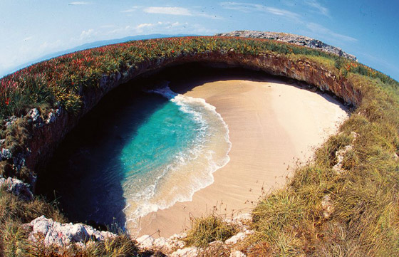 فيديو مدهش: شاطئ خفي مختبئ داخل فوهة انفجار قنبلة على جزيرة بالمكسيك صورة رقم 6