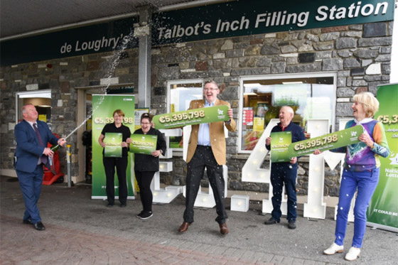 حاولوا 25 عاما.. عائلة أيرلندية تفوز بأغرب جائزة يانصيب! صور صورة رقم 5