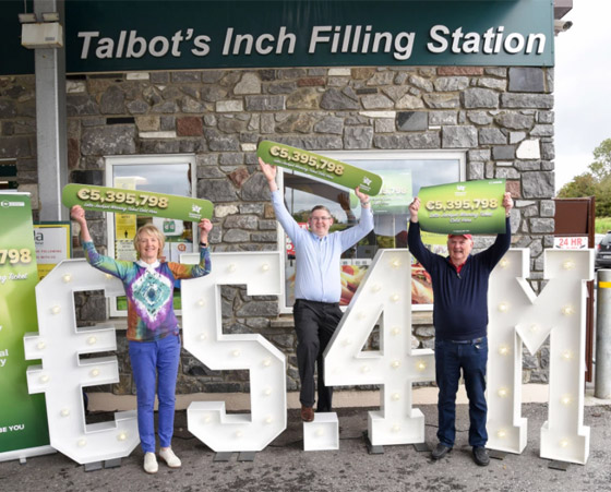 حاولوا 25 عاما.. عائلة أيرلندية تفوز بأغرب جائزة يانصيب! صور صورة رقم 1