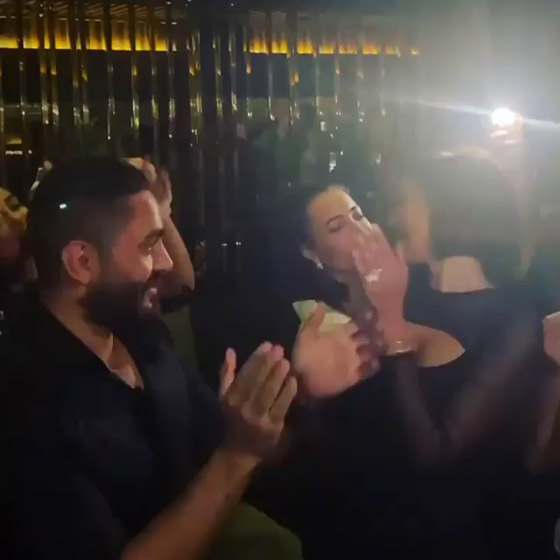 فيديو تامر حسني يغضب من معجب لاحق زوجته بسمة بوسيل ليصورها صورة رقم 4