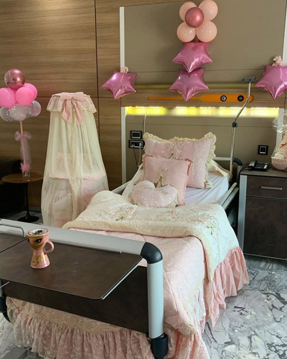  أول صورة لدنيا بطمة بعد ولادة ابنتها الثانية.. كيف استقبلتها شقيقتها غزل؟ صورة رقم 3