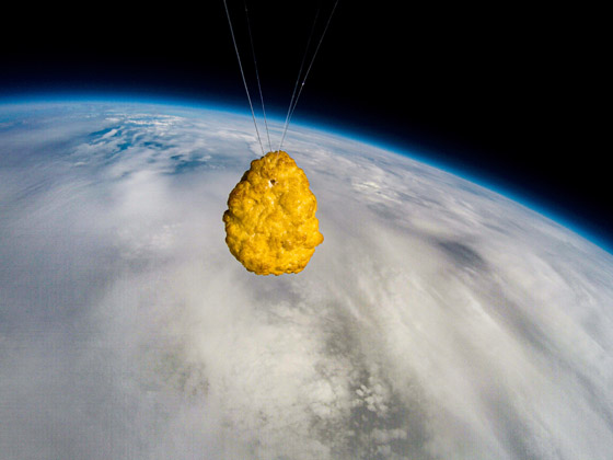 قطعة دجاج تسافر للفضاء.. احتفال غريب لشركة أيسلندية بعيدها الـ50 صورة رقم 3