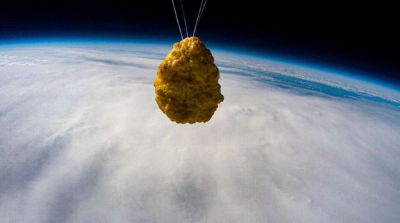 قطعة دجاج تسافر للفضاء.. احتفال غريب لشركة أيسلندية بعيدها الـ50 صورة رقم 5