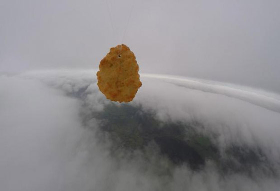 قطعة دجاج تسافر للفضاء.. احتفال غريب لشركة أيسلندية بعيدها الـ50 صورة رقم 8