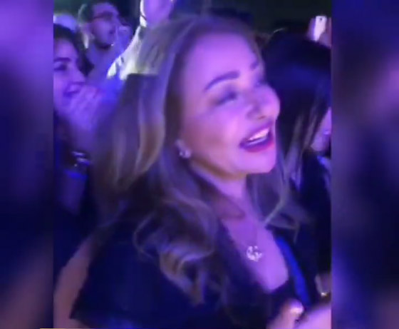فيديو صادم وصور ليلى علوي ترقص بحفل عمرو دياب بفستان عزاء محمود ياسين! صورة رقم 6 فيديو صادم وصور ليلى علوي ترقص بحفل عمرو دياب بفستان عزاء محمود ياسين! صورة رقم 6