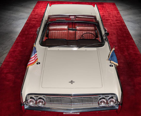 صور: بيع السيارة المشؤومة التي استقلها الرئيس كينيدي يوم اغتياله بمزاد صورة رقم 4