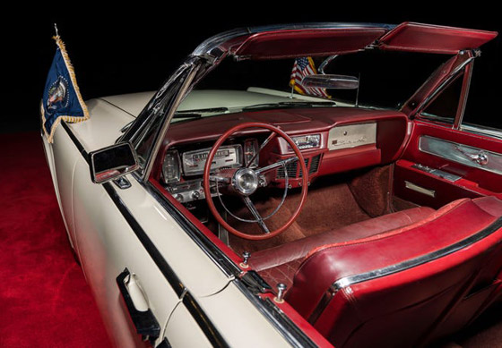 صور: بيع السيارة المشؤومة التي استقلها الرئيس كينيدي يوم اغتياله بمزاد صورة رقم 7