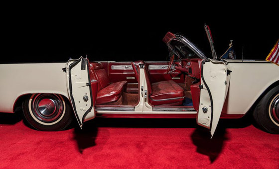 صور: بيع السيارة المشؤومة التي استقلها الرئيس كينيدي يوم اغتياله بمزاد صورة رقم 9