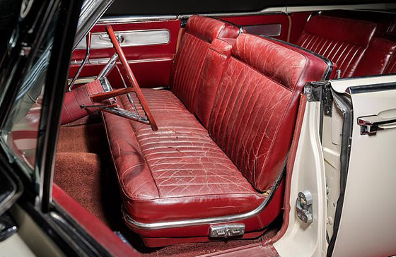 صور: بيع السيارة المشؤومة التي استقلها الرئيس كينيدي يوم اغتياله بمزاد صورة رقم 20