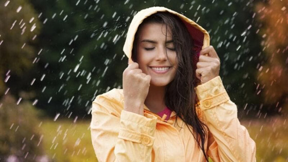 نصائح لإطلالة خالية من العيوب أثناء نزول المطر صورة رقم 3