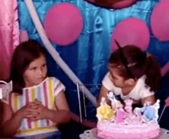 فيديو مضحك: خناقة أختين لإطفاء شمعة عيد الميلاد ينتهي بتورتة بـ500 شمعة صورة رقم 1