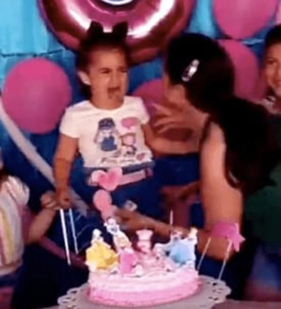 فيديو مضحك: خناقة أختين لإطفاء شمعة عيد الميلاد ينتهي بتورتة بـ500 شمعة صورة رقم 2