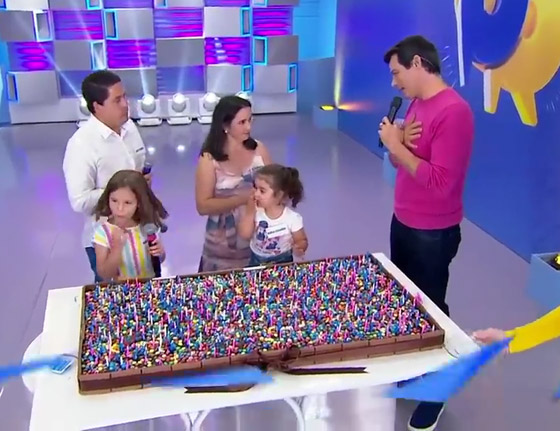 فيديو مضحك: خناقة أختين لإطفاء شمعة عيد الميلاد ينتهي بتورتة بـ500 شمعة صورة رقم 11