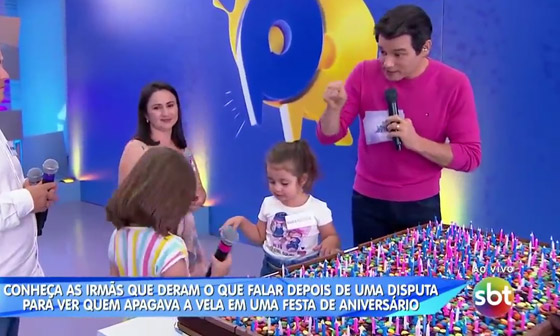 فيديو مضحك: خناقة أختين لإطفاء شمعة عيد الميلاد ينتهي بتورتة بـ500 شمعة صورة رقم 13