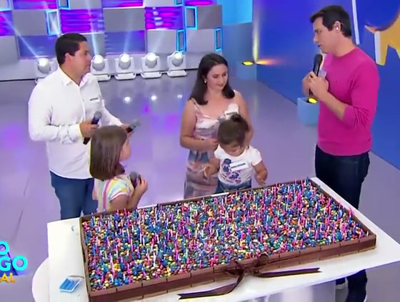 فيديو مضحك: خناقة أختين لإطفاء شمعة عيد الميلاد ينتهي بتورتة بـ500 شمعة صورة رقم 14