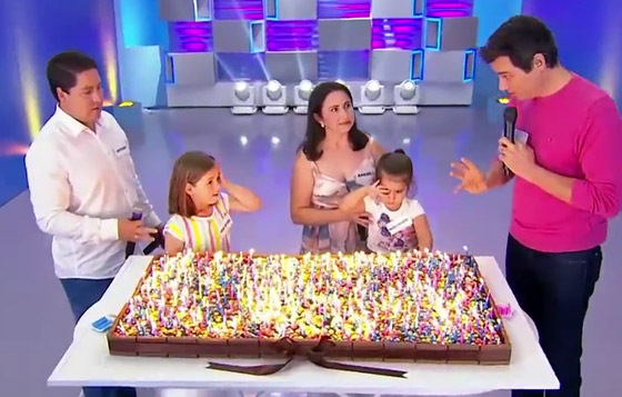 فيديو مضحك: خناقة أختين لإطفاء شمعة عيد الميلاد ينتهي بتورتة بـ500 شمعة صورة رقم 15