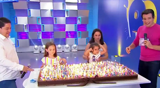 فيديو مضحك: خناقة أختين لإطفاء شمعة عيد الميلاد ينتهي بتورتة بـ500 شمعة صورة رقم 16