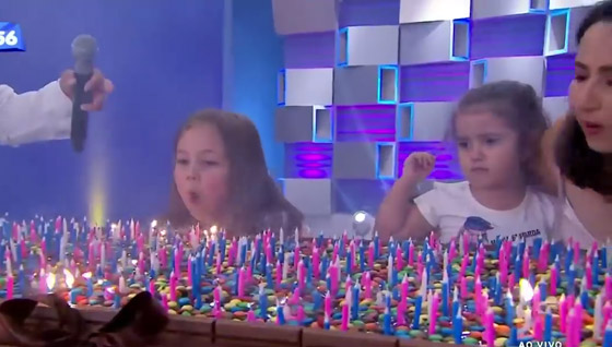 فيديو مضحك: خناقة أختين لإطفاء شمعة عيد الميلاد ينتهي بتورتة بـ500 شمعة صورة رقم 17