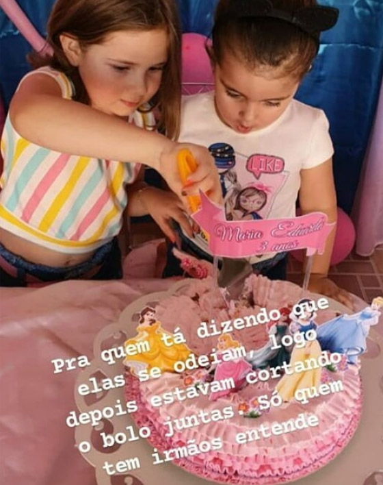 فيديو مضحك: خناقة أختين لإطفاء شمعة عيد الميلاد ينتهي بتورتة بـ500 شمعة صورة رقم 19