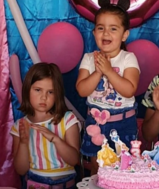 فيديو مضحك: خناقة أختين لإطفاء شمعة عيد الميلاد ينتهي بتورتة بـ500 شمعة صورة رقم 8