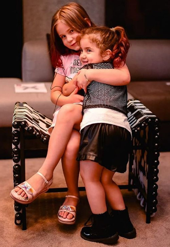 فيديو مضحك: خناقة أختين لإطفاء شمعة عيد الميلاد ينتهي بتورتة بـ500 شمعة صورة رقم 24