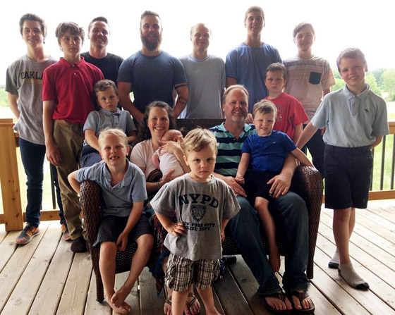 بعد 14 ابنا.. زوجان أمريكيان يرزقان بطفلة بعد 3 عقود من زواجهما! صورة رقم 1