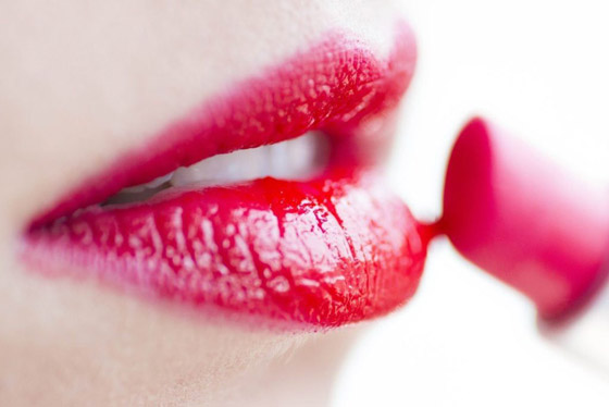 من أسرار الطائرات.. ما علاقة أحمر الشفاه الفاقع ومضيفات الطيران؟ صورة رقم 2