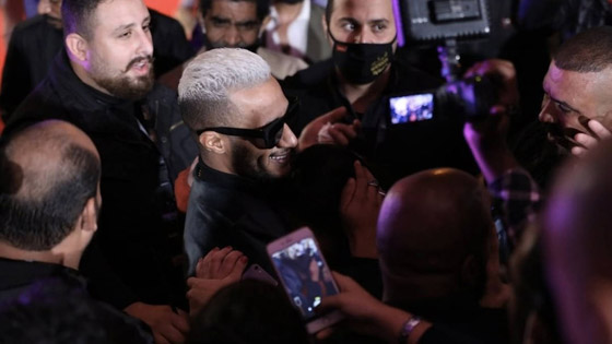 شاهد.. معجبة تحتضن محمد رمضان وتنهار من البكاء! صورة رقم 1