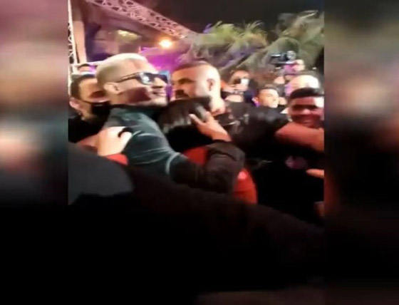 شاهد.. معجبة تحتضن محمد رمضان وتنهار من البكاء! صورة رقم 3