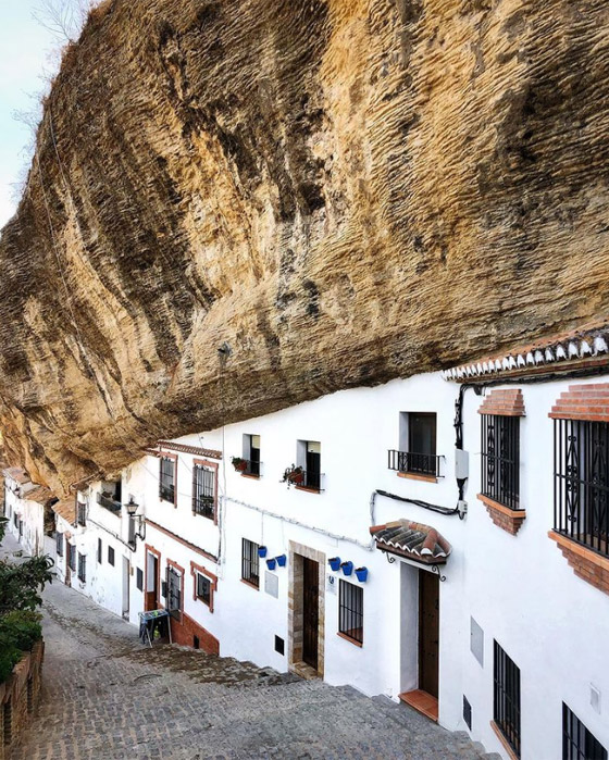 سكان يعيشون أسفل صخرة عملاقة بإسبانيا.. هل هذه أغرب المدن في العالم؟ صورة رقم 4