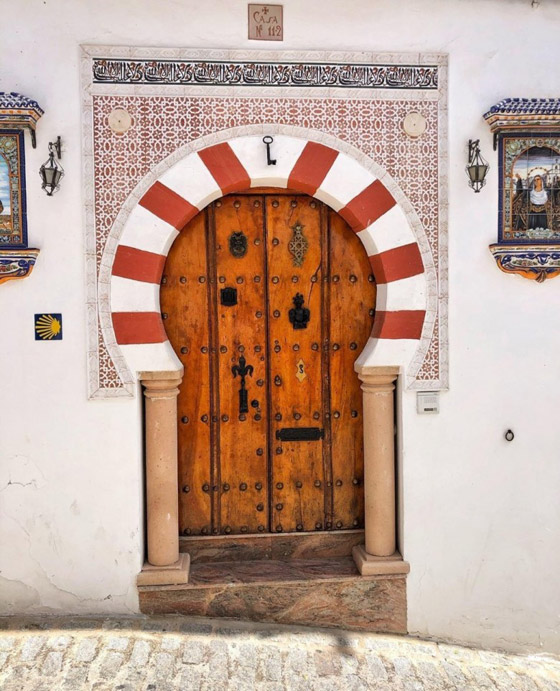 سكان يعيشون أسفل صخرة عملاقة بإسبانيا.. هل هذه أغرب المدن في العالم؟ صورة رقم 5