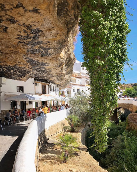 سكان يعيشون أسفل صخرة عملاقة بإسبانيا.. هل هذه أغرب المدن في العالم؟ صورة رقم 3