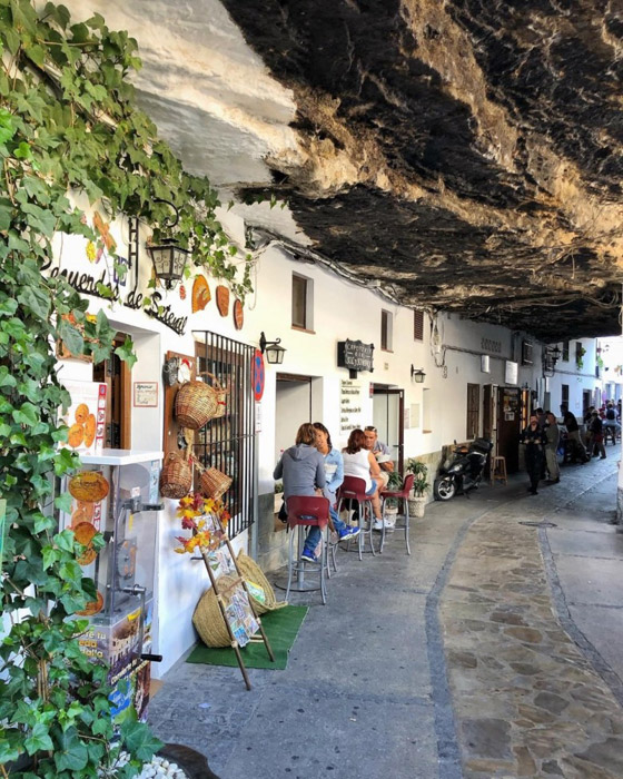 سكان يعيشون أسفل صخرة عملاقة بإسبانيا.. هل هذه أغرب المدن في العالم؟ صورة رقم 2