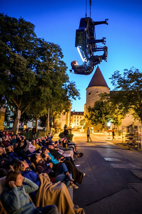 بيانو معلق بالهواء وبين القرود.. إليكم أكثر عروض البيانو غرابة في العالم صورة رقم 3