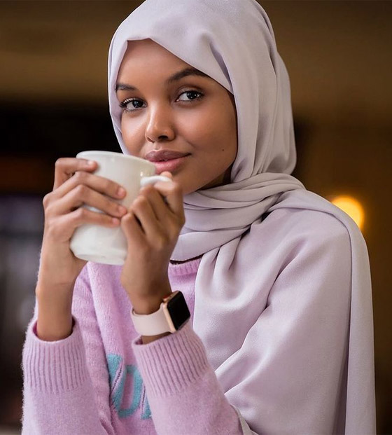 بعد اعتزالها بسبب الحجاب.. عارضة الأزياء العالمية حليمة عدن تعود من جديد! صور صورة رقم 24 بعد اعتزالها بسبب الحجاب.. عارضة الأزياء العالمية حليمة عدن تعود من جديد! صور صورة رقم 24
